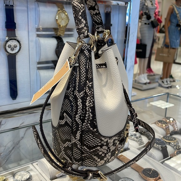 MICHAEL KORS 
Reed Md Pebbled Leather Belted Bucket Messenger Satchel Crossbody - Picture 4 of 16